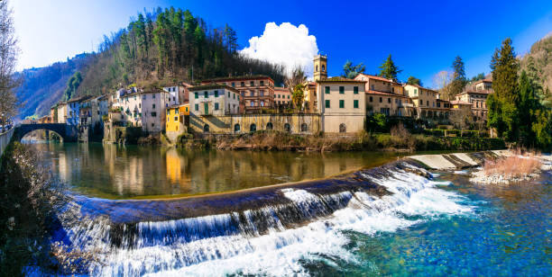 Il borgo termale di Bagni di Lucca lungo il fiume Lima