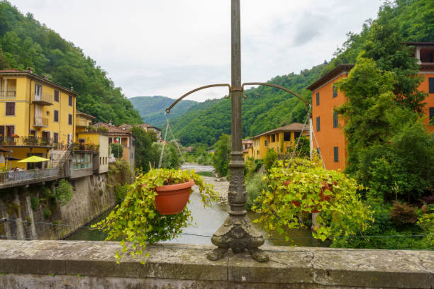 Scorcio del centro di Bagni di Lucca sul fiume