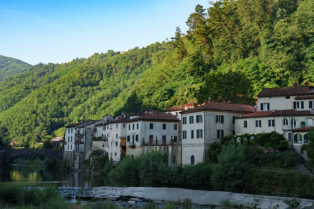 Il borgo storico di Bagni di Lucca tra i boschi