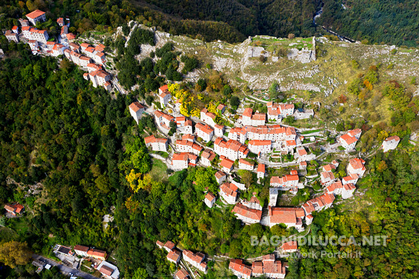 Lucchio - frazione di Bagni di Lucca - veduta aerea del borgo e della rocca di Lucchio