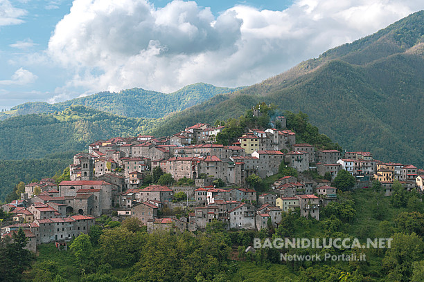montefegatesi - frazione di Bagni di Lucca - Panoramica del borgo di Montefegatesi con sfondo monte pratofiorito